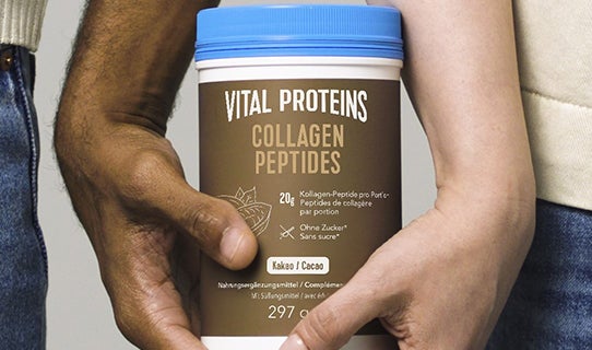 Menschen halten Vital Proteins in den Händen