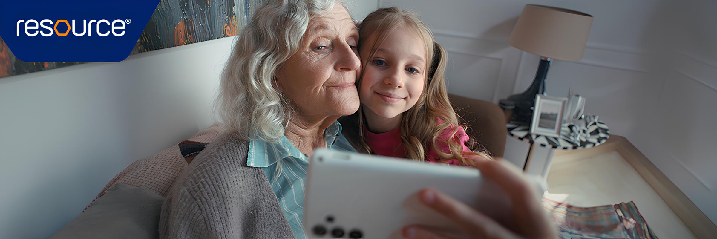 Ein älterer Mensch und ein Kind machen ein Selfie